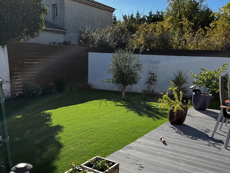 Pose pelouse synthétique – Rochefort-du-Gard, Gard
