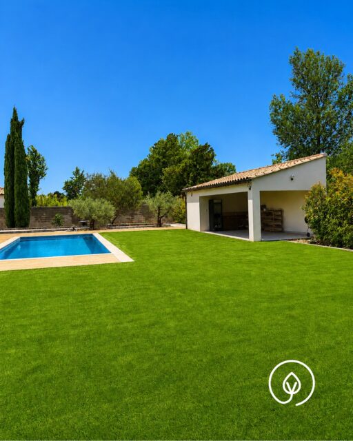 💦 PIEDS NUS, TÊTE VIDE, JARDIN IMPECCABLE

C'est à peu près tout ce qu'on demande à un bord de piscine. 😄
Pour ce jardin, le choix s’est porté sur le gazon synthétique Backspin 45 mm : rendu ultra doux, résilience au top, et une évacuation d’eau pensée pour la vie au bord de piscine.

👉 Découvrez le modèle Backspin 45 mm sur yards.fr (lien en bio).
———————
YARDS Gazon synthétique
L’élégance au service de votre jardin

#BordDePiscine #GazonSynthetique #PelouseArtificielle #AmenagementExterieur #Yards