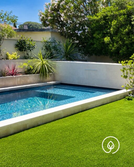🔥 ALERTE : L’ÉTÉ EST OFFICIELLEMENT LÀ
Bord de piscine prêt à accueillir les plongeons. 🔫 
Jardin prêt à accueillir les barbecues. 🍹

Avec une pelouse artificielle premium, votre extérieur est officiellement en mode “vacances à la maison” :
propre, confortable pieds nus, et toujours prêt quand les invités débarquent.

Et vous, plutôt team apéro ou plongeon ? 😅

👉 Vous aussi, vous voulez un extérieur paré pour l’été ?
Passez commande sur yards.fr (lien en bio)

———————
YARDS Gazon synthétique
L’élégance au service de votre jardin

#Ete #BordDePiscine #GazonSynthétique #PelouseArtificielle #Yards