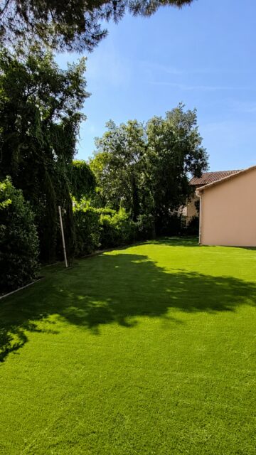 🌿 ALERTE EXTÉRIEURS CANONS
On décline toute responsabilité si, après avoir vu nos dernières réalisations, vous commencez à fixer votre jardin avec un air de reproche 😅

Bord de piscine, terrasse, coin détente : le gazon synthétique @yardsgazonsynthetique a encore frappé.
Et franchement, il ne s’excuse même pas.

👉 Trouvez l’inspiration avec nos réalisations sur yards.fr (lien en bio)
———————
YARDS Gazon synthétique
L’élégance au service de votre jardin

#GazonSynthétique #PelouseArtificielle #AmenagementExterieur #Réalisations #Yards