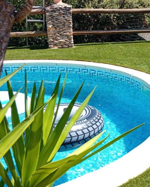 🫒 LE VERT OLIVE QUI CHANGE TOUT
À Comps, dans le Gard, le gazon synthétique Hook Signature a transformé ce jardin avec un rendu naturel, profond et très méditerranéen.

Pas de vert fluo, pas d’effet “terrain de mini-golf”.
Juste une pelouse artificielle premium @yardsgazonsynthetique, élégante, confortable, et prête à faire son petit effet dès que quelqu’un passe le portail 😅🌿

👉 Découvrez nos réalisations sur yards.fr (lien en bio)
———————
YARDS Gazon synthétique
L’élégance au service de votre jardin

 #comps #gard #réalisations #jardin #pelouseartificielle