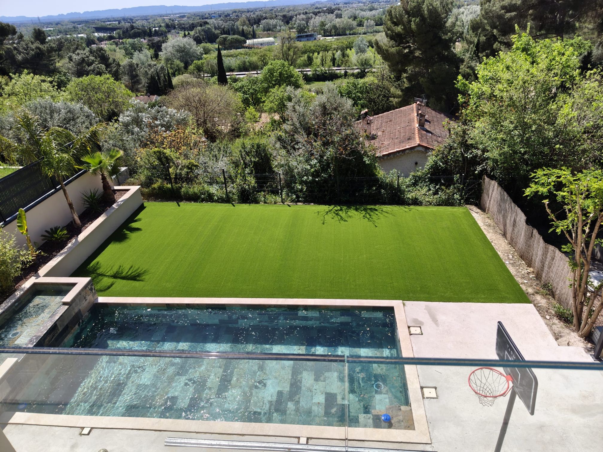 realisation-gazon-synthetique-bord-piscine-les-angles-gard-yards