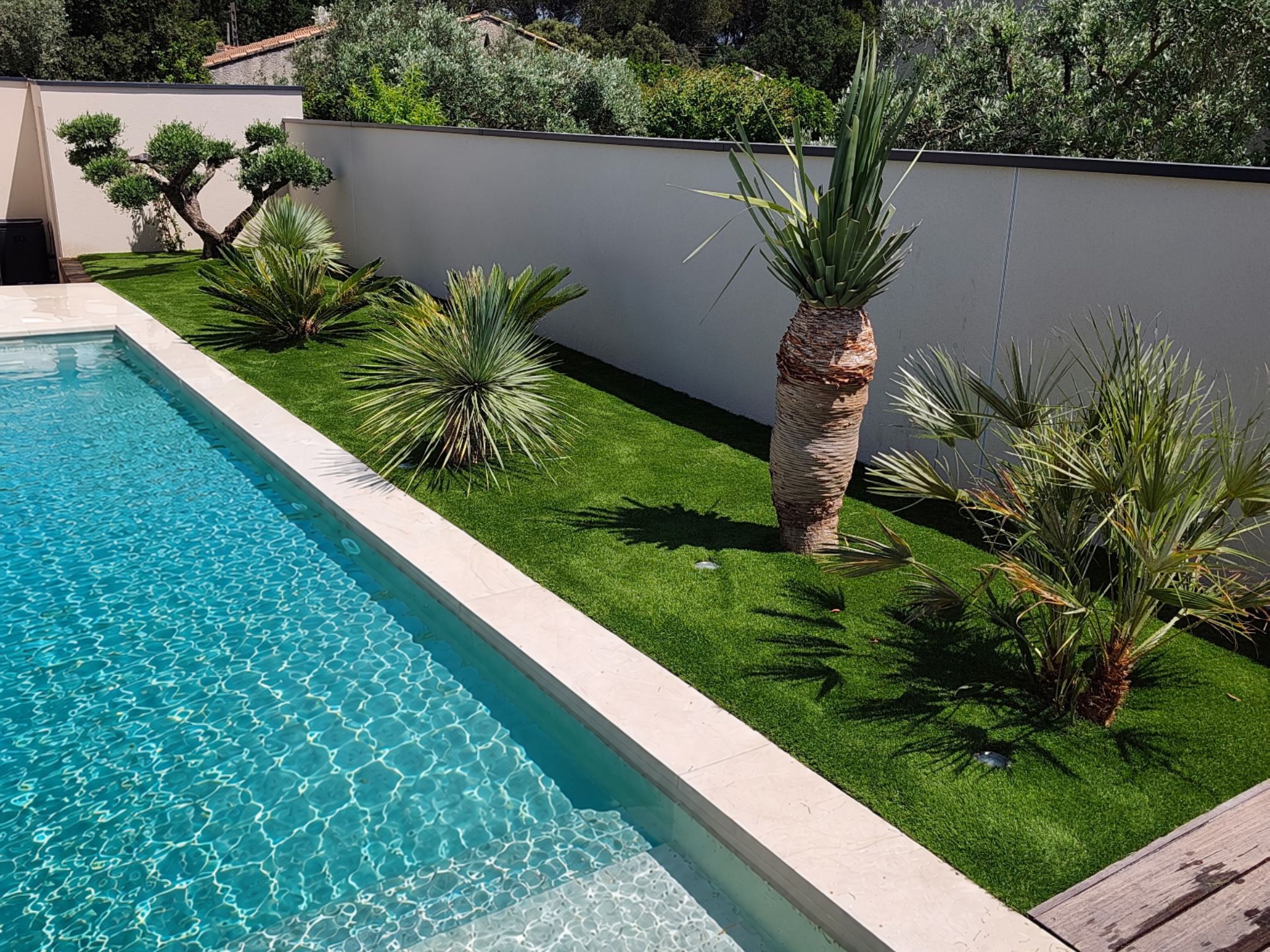 gazon-artificiel-backspin-bord-piscine-massif-mediterraneen-laudun-gard-yards