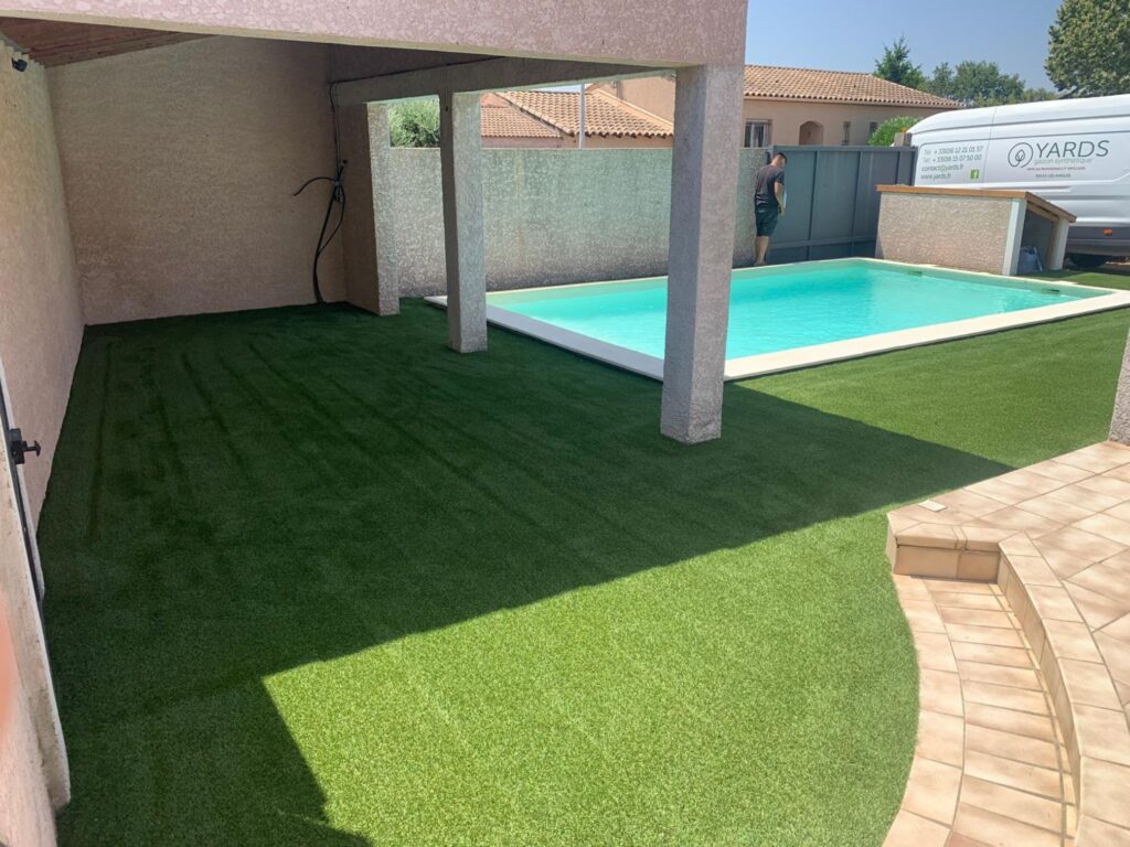 pose-gazon-artificiel-hook-signature-chantier-piscine-saint-gervasy-gard-yards