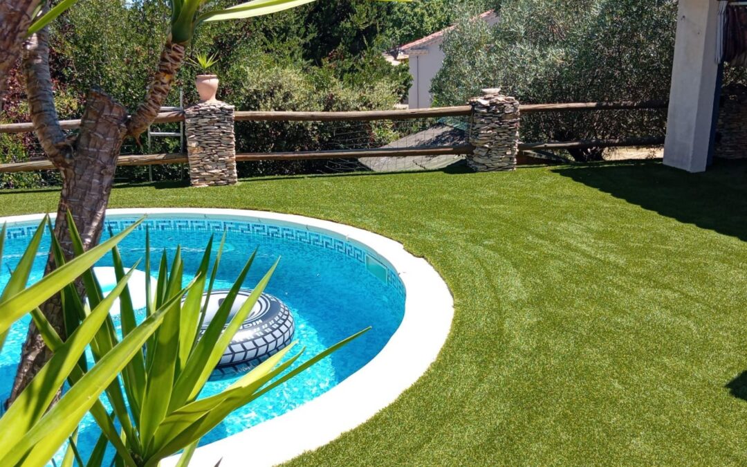Gazon synthétique Hook Signature autour d'une piscine, jardin méditerranéen dans le Gard