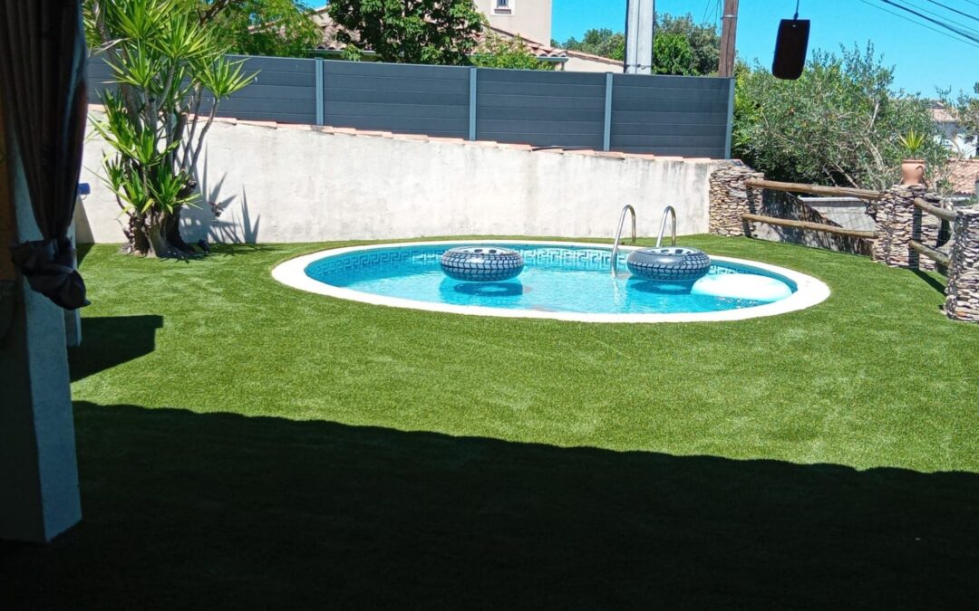 Piscine ovale entourée de gazon synthétique Hook Signature à Comps, Gard