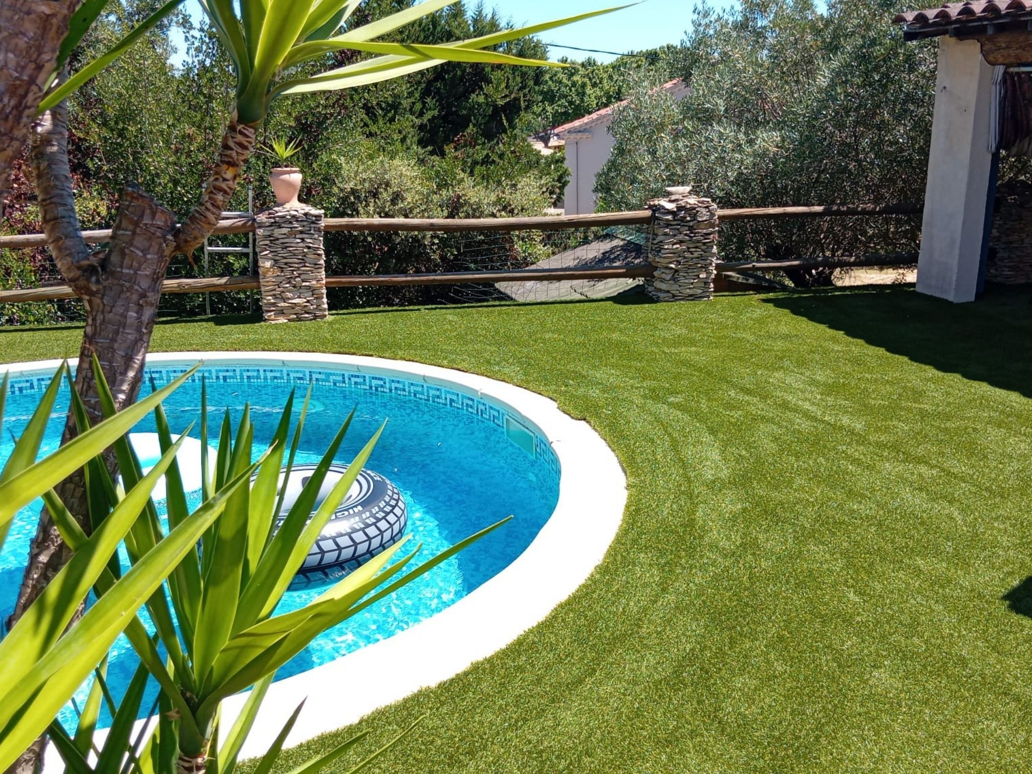 Gazon synthétique Hook Signature autour d'une piscine, jardin méditerranéen dans le Gard